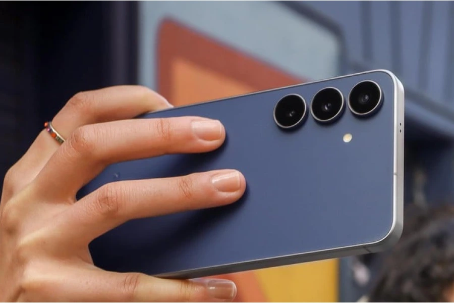 O Samsung Galaxy S25 FE chega com Galaxy AI, bateria de 4.900 mAh, design fino, processador Exynos 2400 e até 7 anos de atualização. (Imagem/Reprodução).