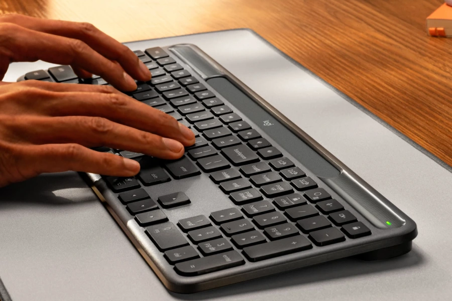 Logitech lança teclado que recarrega usando a luz da sua casa