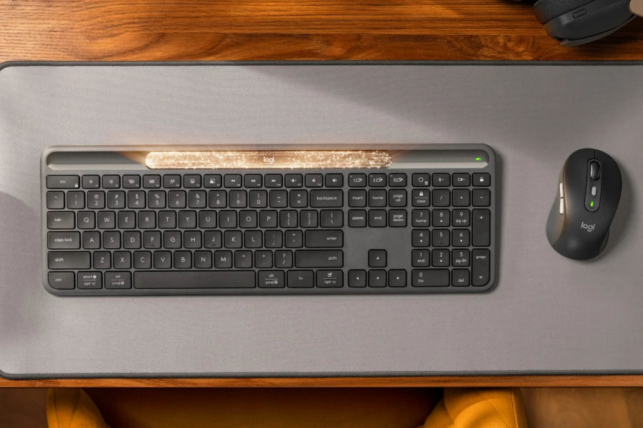 Teclado Logitech K980 conta com um pequeno painel solar na parte superior. (Imagem/Reprodução: Logitech).