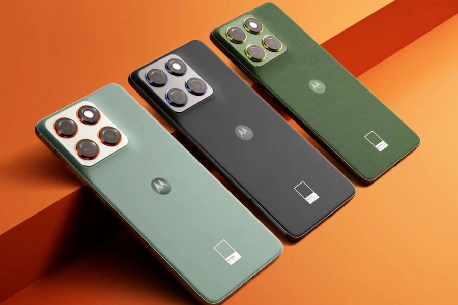 Imagem smartphones Motorola Edge 70 nas cores Azul Titanium, Verde Boreal e Preto Ônix.