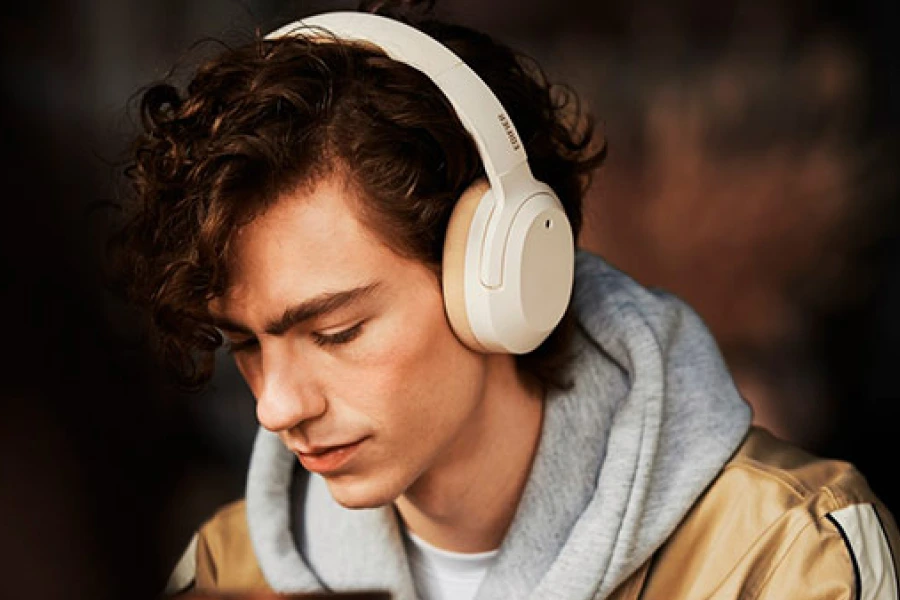 Imagem homem usando fone over-ear.