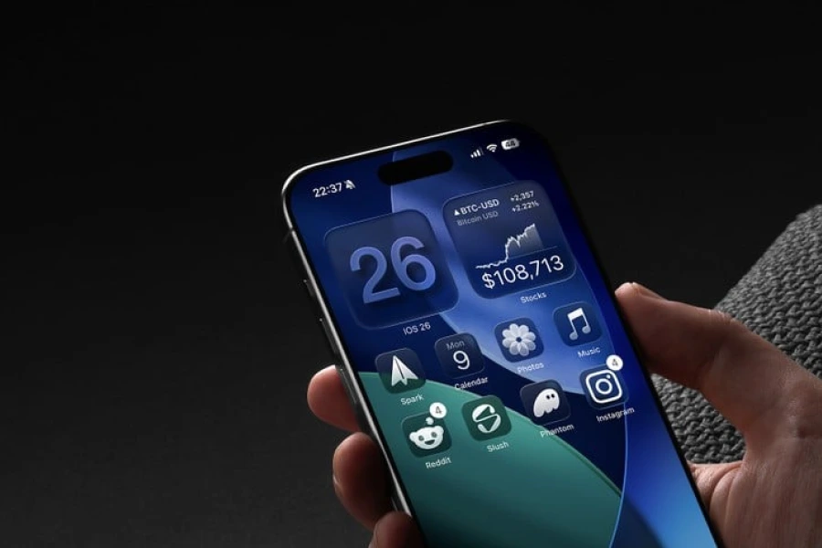 Imagem pessoa segurando iPhone.