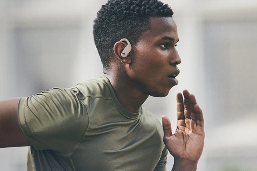 Imagem homem correndo com fone wireless.