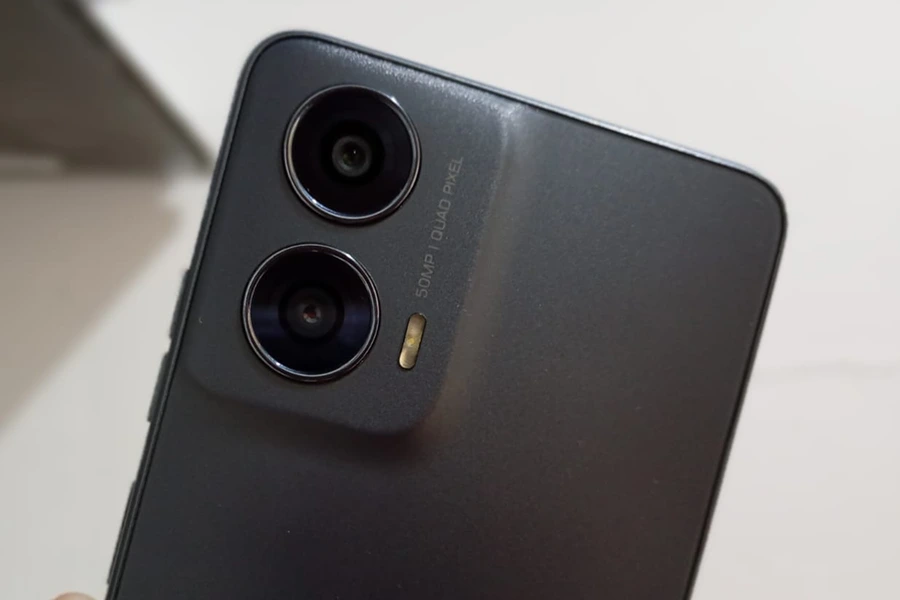 Moto G24 traz conjunto de câmeras traseiras de 50 MP, Macro de 2 MP e frontal de 8 MP. (Imagem por: Portal do Hardware).