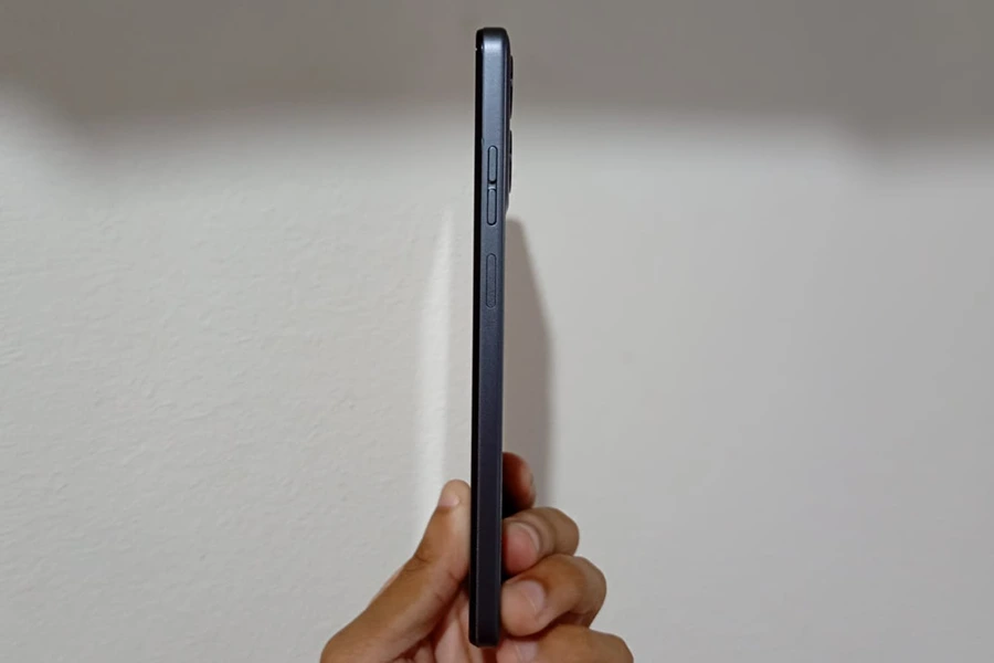 Moto G24 tem corpo em plástico e espessura de 8mm. (Imagem por: Portal do Hardware).