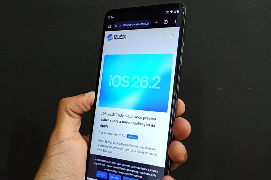 Moto G24 tem tela IPS de 6,56 polegadas, resolução HD+ e taxa de atualização de até 90Hz. (Imagem por: Portal do Hardware).